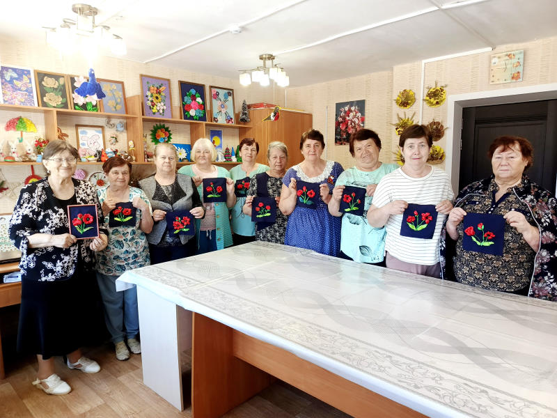 Вышивка маков атласными лентами.»