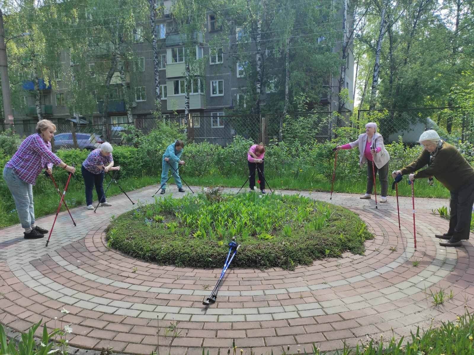 ГБУ «Центр социального обслуживания граждан пожилого возраста и инвалидов  Богородского района» - ЛФК с палками