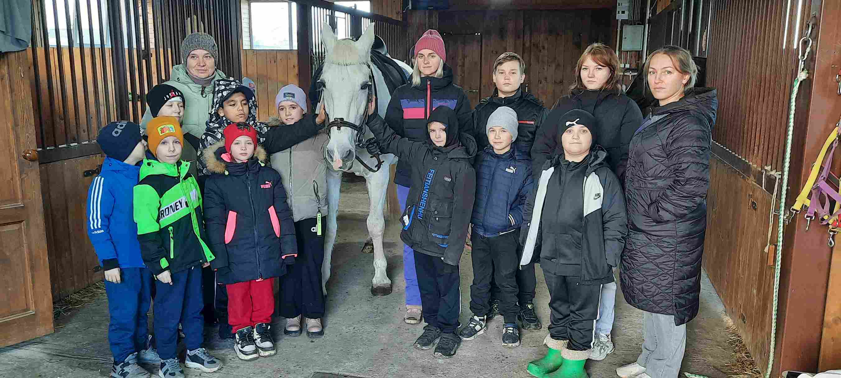 В первый день осенних каникул дети посетили конюшню «Арт Хорс».